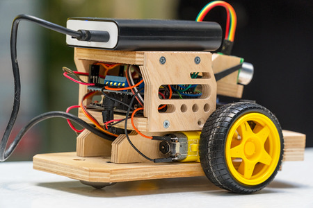 Designs the handmade model of the machine or car. Modeling