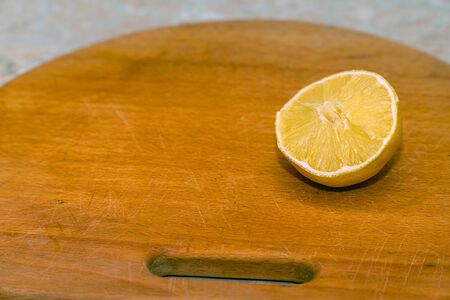 Yellow cut lemon on wooden cutting Boardの写真素材