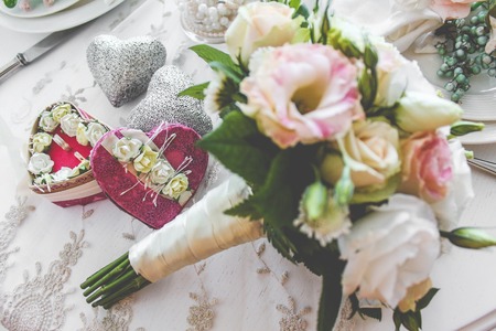 The bride and groom rings on the decorated table with the flowerの写真素材