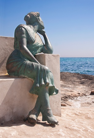 TORREVIEJA - MARCH 18: Sculpture made by Carmen Fraile at coastline on March 18, 2012 in Torrevieja, Spain. It is called La Bella Lola and represents a woman waiting for her loveのeditorial素材