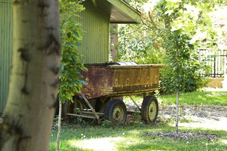 Abandoned wagon by a shedの写真素材