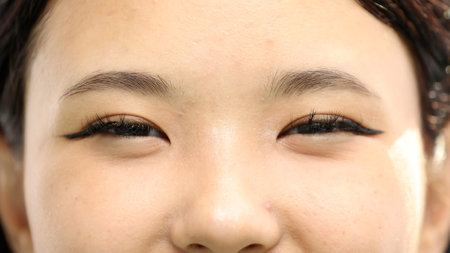 The girls open eyes in close-upの写真素材