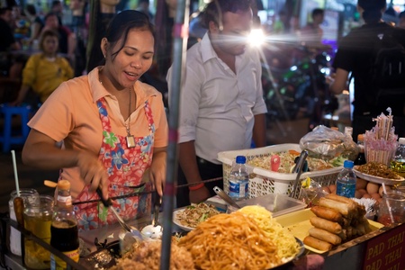 BANGKOK - JANUARY 12. Woman cooking on Khao San Road on January 12, 2012 in Bangkok, Thailand. Street cooking is a tradition and ubiquitous in Thailand.のeditorial素材