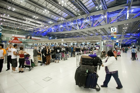 BANGKOK Ð JANUARY 17. People waiting in check-in line G terminal  of the Bangkok airport on January 17, 2012. Suvarnabhumi airport is worldのeditorial素材