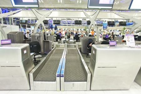 BANGKOK Ð JANUARY 17. Empty check-in counter with crowds in background in Bangkok airport on January 17, 2012. Suvarnabhumi airport is worldのeditorial素材
