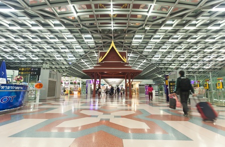 BANGKOK - JANUARY 17. Passengers entering departure terminal of Bangkok airport on January 17, 2012. early morning. Suvarnabhumi airport is world's 4th largest single-building airport terminal.のeditorial素材