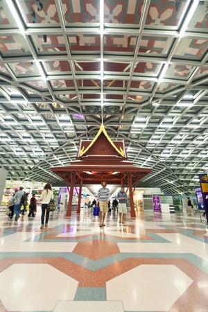 BANGKOK - JANUARY 17. Passengers entering departure terminal of Bangkok airport on January 17, 2012. early morning. Suvarnabhumi airport is world's 4th largest single-building airport terminal.のeditorial素材