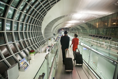 BANGKOK - JANUARY 17. Flight attendants entering departure terminal of Bangkok airport on January 17, 2012. Suvarnabhumi airport is world's 4th largest single-building airport terminal.のeditorial素材