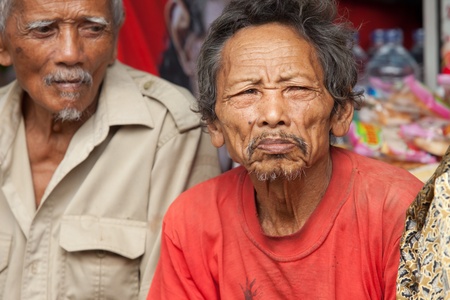 BALI - JANUARY 20. Old men assisting Cock fighting contest in Bali on January 20, 2012 in Bali, Indonesia. Cock fights are illegal, however are tolerated out of traditional.のeditorial素材