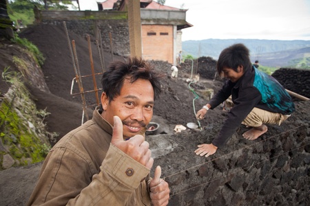 BALI - JANUARY 22. Construction labour in Kintamani in Bali on January 22, 2012 in Bali, Indonesia. Bali is seeing an exponential increase in its property development.のeditorial素材