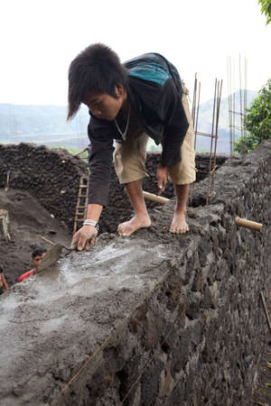 BALI - JANUARY 22. Construction labour in Kintamani in Bali on January 22, 2012 in Bali, Indonesia. Bali is seeing an exponential increase in its property development.のeditorial素材