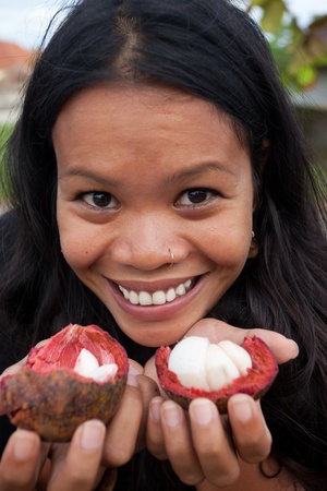 South-east asian woman with freshly opened mangostins.の写真素材