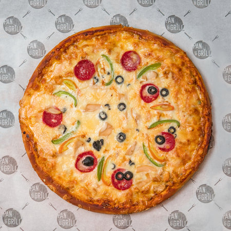 Vegetable Pizza with cheese and tomato on top and black olives and bell pepperの写真素材