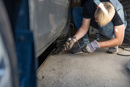 Mechanic replaces a wheel on a carの写真素材