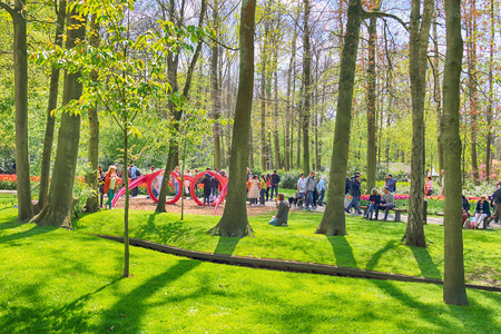 KEUKENHOF GARDEN, LISSE, NETHERLANDS - APR 29, 2017 : Tourists enjoy the flowers at the spring flower garden. It is one of the worlds largest flower gardens. Over 7 million flower bulbs and one million visitors every year. Keukenhof Garden, Lisse, Netherlのeditorial素材