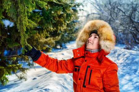 Happy child boy enjoys sunny winter day. の写真素材