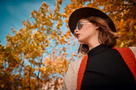 Beautiful modern girl in the autumn park. Seasonal style, autumn beauty, fashion.の写真素材