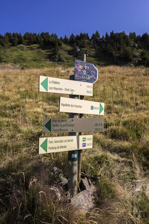 Sign on the hiking trail in Chamonix in Franceの写真素材