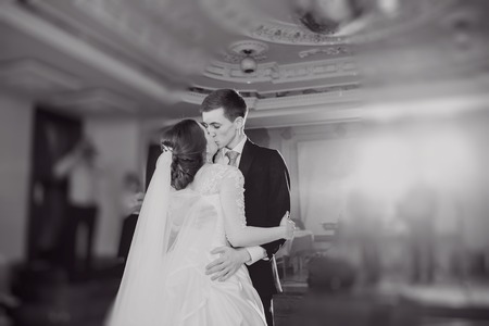 romantic couple dancing on their wedding hdの写真素材