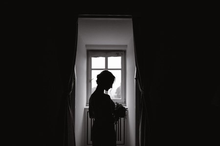 brides in doorの写真素材