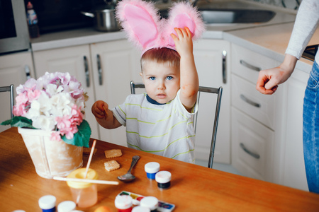 Little boy sitting in a kitchenの写真素材