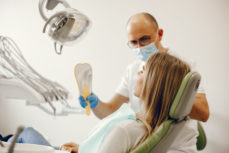 Beautiful girl sitting in the dentists officeの写真素材