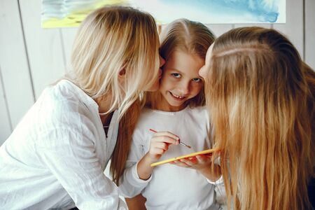 Beautiful mom and daughter are drawingの写真素材