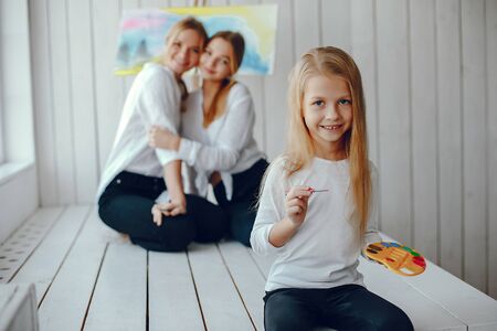Beautiful mom and daughter are drawingの写真素材