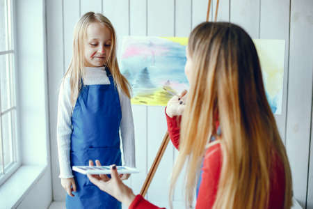 Mom and daughter are drawingの写真素材