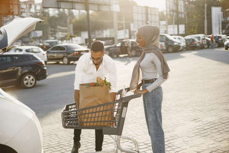 African arabian couple pack grocery in a carの写真素材