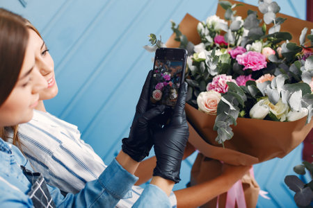 Frorist makes a beautiful bouquet in a studioの写真素材