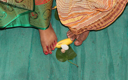 bride & groom Bengali wedding ritualの写真素材