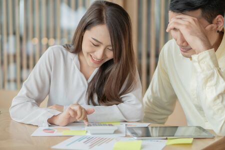 Happy Asian couples be smile after calculating income And expenses because it receives profits from investments. Concepts for investment planning and financial planning for the family.の写真素材