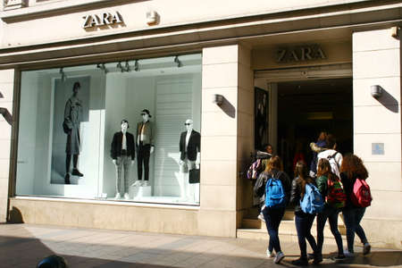 zara is a textile company and a subsidiary of the Spanish inditex group. Through its own network of shops and online shops, Zara sells cheap clothing, accessories and shoes for women, men and children worldwide. There are approximately 25,000 employees woのeditorial素材