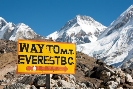 signpost way to mount everest b c  and himalayan panorama の写真素材