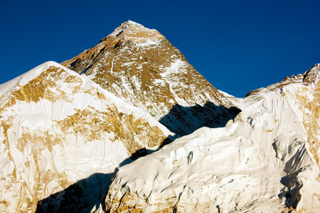 evening view of everest from kala patthar