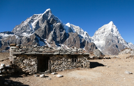 Dusa village, typical nepalese stony chalet on the way to Mount Everest base camp, Tabuche peak, mount Cholatse and mount Arakam Tseのeditorial素材