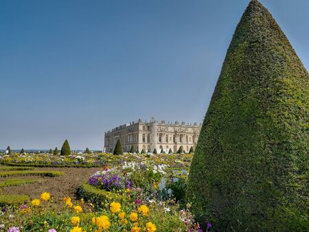 VERSAILLES FRANCE - AUGUST 28 2013: Fancy flowerbed in Versailles garden with Versailles Palace in the background, Versailles, Franceのeditorial素材