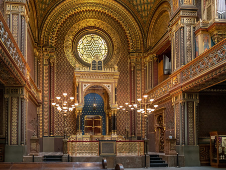 PRAGUE, CZECH REPUBLIC - MARCH 6 2017: Main altar of the Spanish Synagogue.  The Spanish Synagogue was called for its impressive Moorish interior design. It is the latest synagogue in Prague  Townのeditorial素材