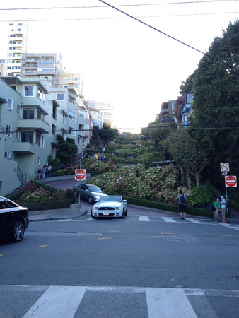 lombard street in san francisco califormia windy curvy roadのeditorial素材