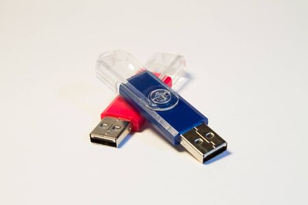 Blue and red flash drives on white backgroundの写真素材