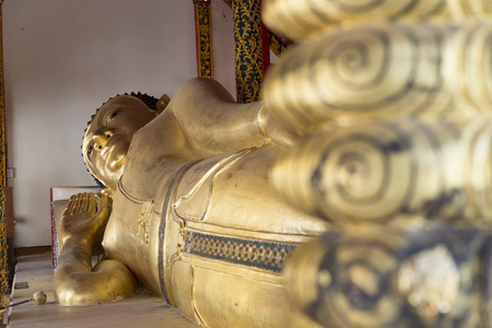 golden reclining buddha statue image in buddhism church templeのeditorial素材