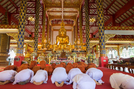 Chiang Mai, Thailand - August 28, 2016: people pay respect to buddhist monk  at Suandok templeのeditorial素材