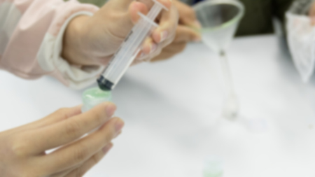 hand use syringe to fill smelling salt in small bottle (blur image for background)の写真素材