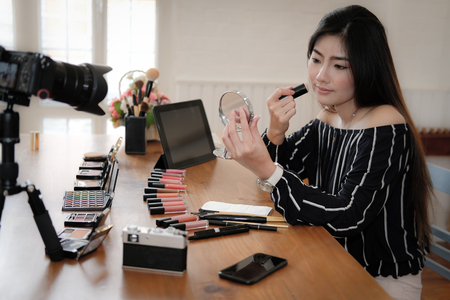 beauty blogger live broadcasting cosmetic makeup tutorial on social media. vlogger recording vlog video. influencer marketingの写真素材