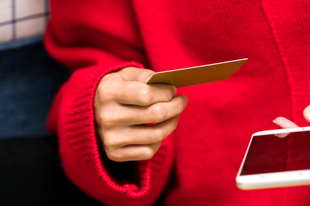 the woman is holding the credit card for online shopping for family new year giftの写真素材