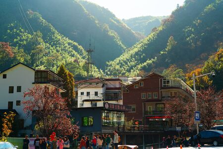 ZHEJIANG, CHINA - OCT, 2018 : Green mountain at Hidden Dragon Waterfallのeditorial素材