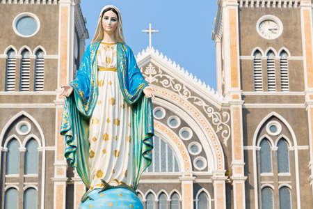 CHANTHABURI - APR 27, 2016: The Blessed Virgin Mary, the mother of Jesus, in front of the Catholic Church on Chanthanimit Road on the river bank in Chanthanimit, Mueang, Chanthaburi, Thailandのeditorial素材