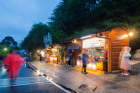 TAIWAN - APR 24, 2016: Shop and tourist in viewpoint of Alisan National Park in morning with rain and fog, Chiayi Province, Taiwanのeditorial素材