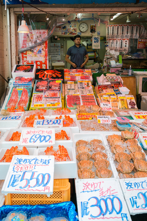 Hakodate Japan - August 25 2017: Fresh crab for sell at Hakodate Morning Market ( Nijo Market ), Hokkaido, Japanのeditorial素材